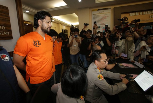 Ammar Zoni (kiri) dihadirkan dalam konferensi pers terkait penyalahgunaan narkotika di Polres Jakarta Selatan, Jakarta, Jumat (10/3/2023). Foto: Agus Apriyanto