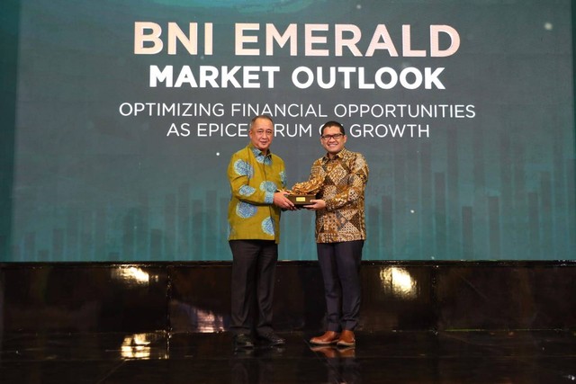 Dirut BNI Royke Tumilaar memberikan cendera mata kepada Kepala Badan Kebijakan Fiskal, Febrio Kacaribu usah menggelar market outlook. Foto: Dok. BNI