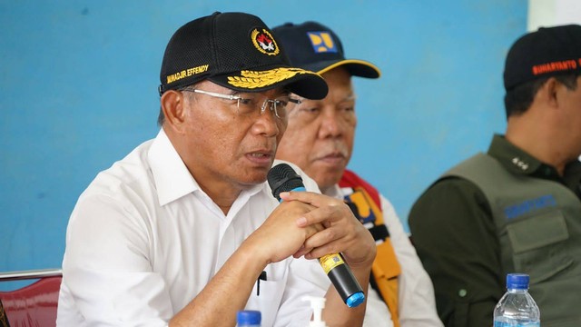 Menko PMK Muhadjir Effendy kunjungi Natuna untuk meninjau penanganan darurat di lokasi pascabencana longsor, pada Jumat (10/3/2023). Foto: Biro Humas KemenkoPMK