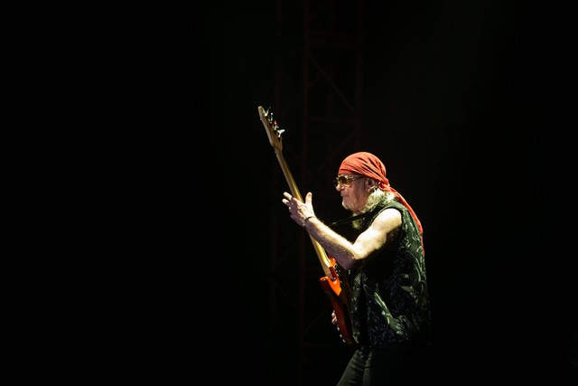 Bassis Deep Purple Roger Glover saat tampil dalam konser "Deep Purple World Tour 2023" di Edutorium UMS, Solo, Jawa Tengah, Jumat (10/3/2023). Foto: Mohammad Ayudha/ANTARA FOTO