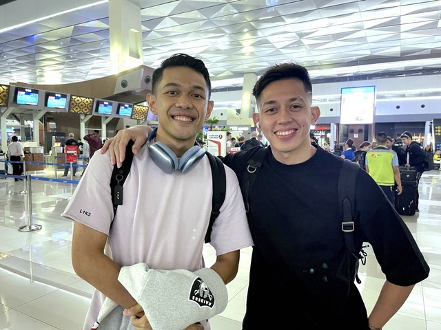 Pasangan ganda putra Indonesia, Fajar Alfian/Rian Ardianto, di Bandara Internasional Soekarnao-Hatta, Jumat (10/3), sebelum bertolak ke Inggris untuk bersaing di All England. Foto: Dok. PBSI