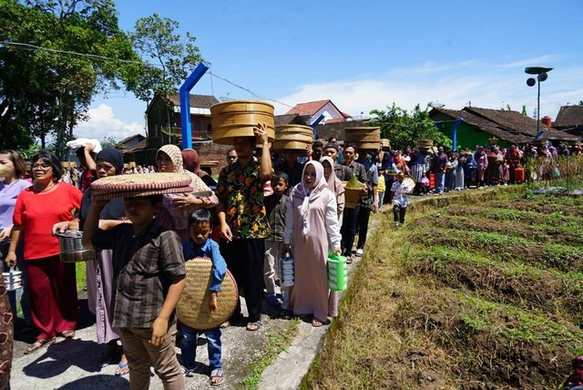 Ratusan warga Dusun Demangan, Desa Candimulyo, Kecamatan Kedu, Kabupaten Temanggung, Jawa Tengah mengusung tenong dalam acara nyadran, Sabtu (11/3/2023). Foto: ari/Tugu Jogja