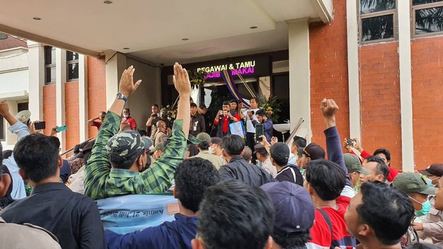 Puluhan massa mahasiswa unjuk rasa di depan ruang rapat paripurna DPRD Kota Bekasi. Foto: Dok. Istimewa