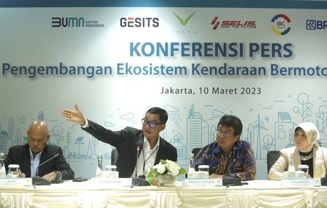 Dirut PLN memberikan penjalasan dalam Konferensi Pers 'Dukungan Pengembangan Ekosistem KBLBB' di Jakarta. Foto: Dok. PLN