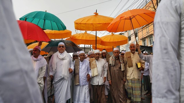 Sejumlah warga keturunan Arab yang tinggal di Palembang menggelar tradisi ziarah kubro setiap mendekati bulan suci ramadan di Palembang, Sabtu (11/3) Foto: abp/Urban Id