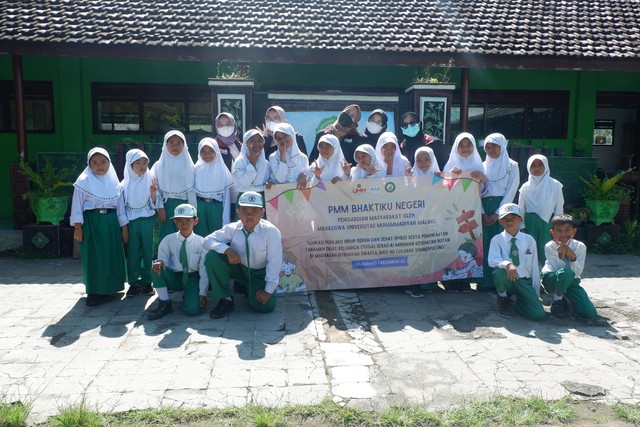 Foto bersama Kelompok 43 PMM UMM Gelombang 1 dengan Siswa-Siswi MINU Lolaras pada saat pembukaan PMM
