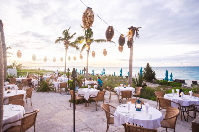 Restoran Pinggir Pantai di Jakarta dengan Pemandangan Cantik. Foto sebagai ilustrasi. Foto: Unsplash/Cassie Gallegos.