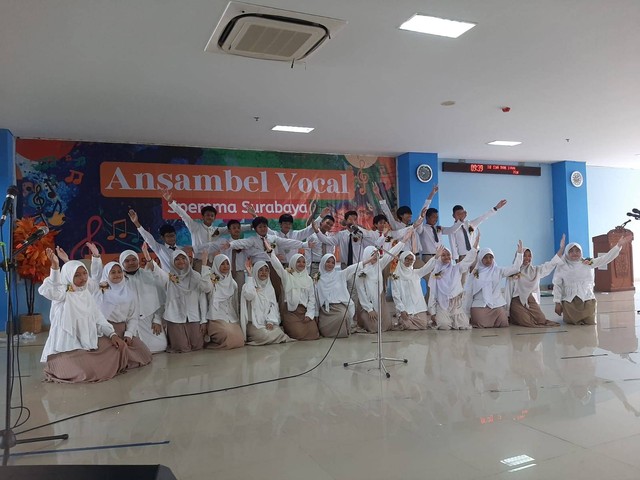 Siswa SMP Muhammadiyah 5 Surabaya mengikuti kegiatan Ensambel Vocal. Foto-foto: Amanah Nur Asiah/Basra