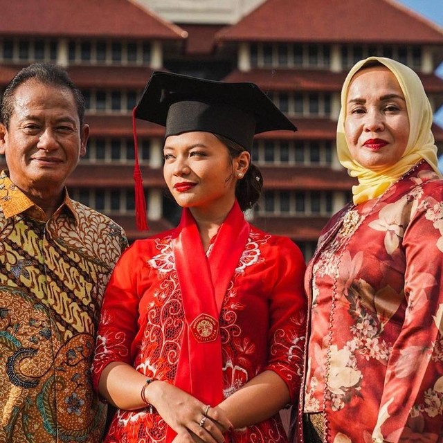 Amel Carla saat lulus dari Fakultas Hukum Universitas Indonesia. Foto: Instagram/@amelcarla