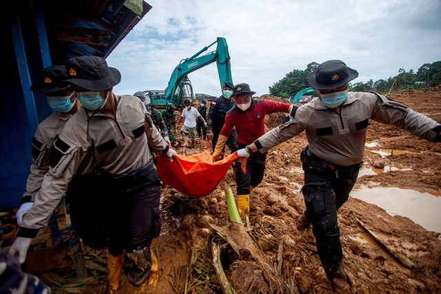 Sejumlah petugas SAR gabungan dibantu dengan alat berat melakukan proses evakuasi jenazah korban longsor di Kampung Molon, Desa Pangkalan, Kecamatan Serasan, Kabupaten Natuna, Kepulauan Riau, Sabtu (11/3/2023).  Foto: Teguh Prihatna/ANTARA FOTO