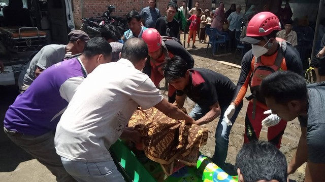 Tim SAR gabungan saat melakukan evakuasi korban hanyut akibat banjir bandang di Lahat. (dok. Basarnas)