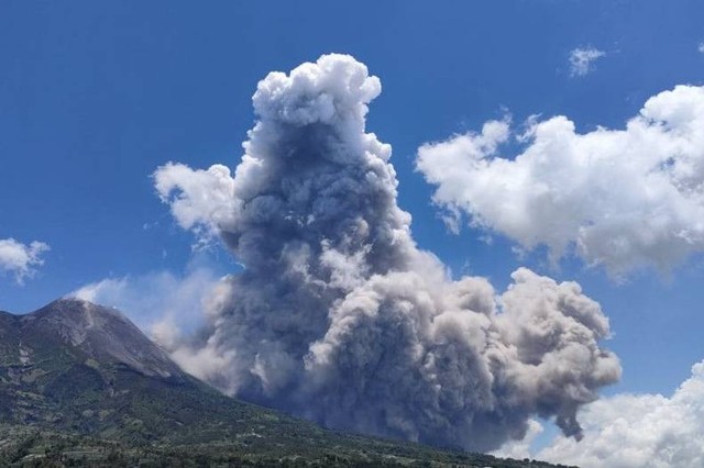 Gunung Merapi meluncurkan awan panas guguran di perbatasan Provinsi Jawa Tengah dan Daerah Istimewa Yogyakarta  pada Sabtu (11/3/2023). Foto: BPPTKG/HO/ANTARA