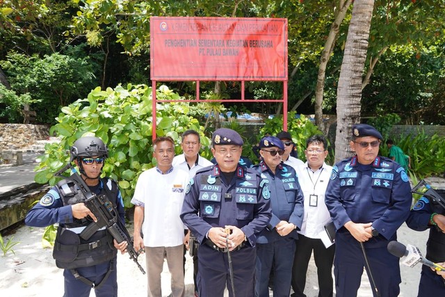 Dirjen PSDKP, Laksda TNI Dr. Adin Nurawaluddin saat melakukan penyegelan di resort dan wisata milik PT PB di Anambas. Foto: Istimewa