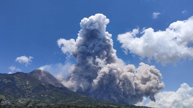 Gunung Merapi erupsi pada Sabtu (11/3). Foto: BPPTKG