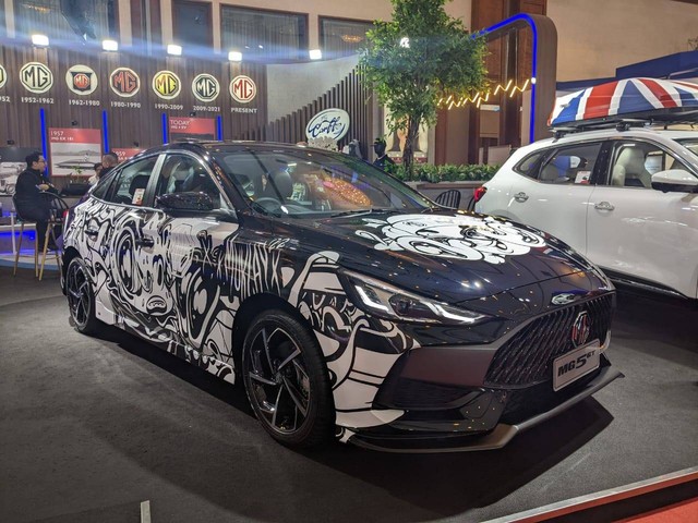 MG Motor Indonesia berkolaborasi dengan seniman visual Abenk Alter merombak tampilan MG ZS dan MG 5 GT di Jakarta Auto Week 2023. Foto: Sena Pratama/kumparan