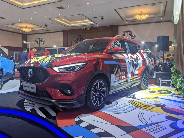 MG Motor Indonesia berkolaborasi dengan seniman visual Abenk Alter merombak tampilan MG ZS dan MG 5 GT di Jakarta Auto Week 2023. Foto: Sena Pratama/kumparan