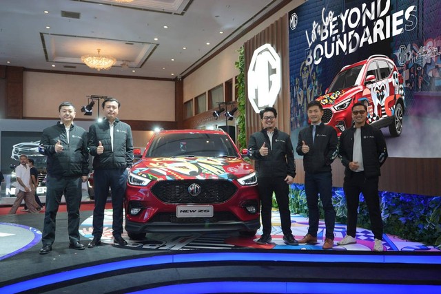 MG Motor Indonesia berkolaborasi dengan seniman visual Abenk Alter merombak tampilan MG ZS dan MG 5 GT di Jakarta Auto Week 2023. Foto: dok. MG Motor Indonesia