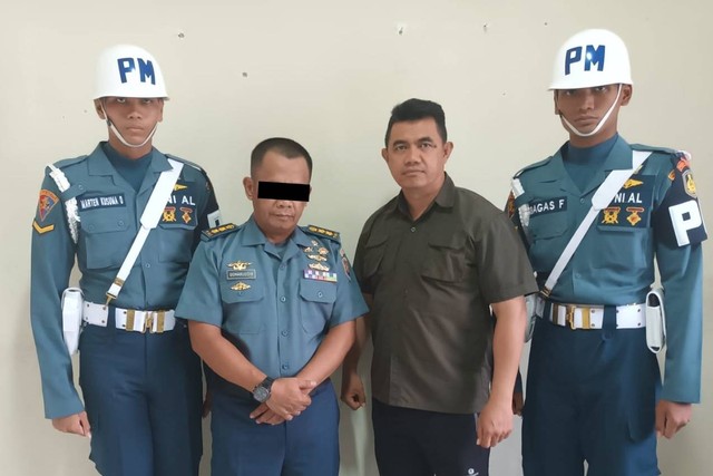 Pria mengaku Letkol TNI (kedua kiri) ditangkap di Desa Sukamanah Kecamatan Rajeg Kabupaten Tangerang. Foto: Dok. Istimewa