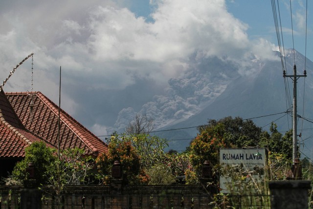 Luncuran awan panas Gunung Merapi terlihat dari Turi, Sleman, DI Yogyakarta, Sabtu (11/3/2023). Foto: Hendra Nurdiyansyah/ANTARA FOTO