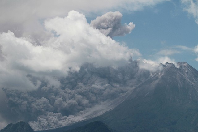 Luncuran awan panas Gunung Merapi terlihat dari Turi, Sleman, DI Yogyakarta, Sabtu (11/3/2023). Foto: Hendra Nurdiyansyah/ANTARA FOTO
