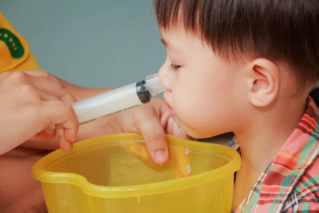 Ilustrasi anak mencuci hidung. Foto: Siwakorn TH/Shutterstock