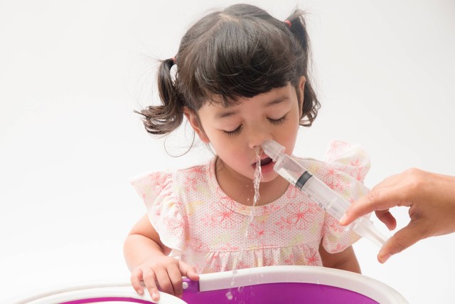 Ilustrasi anak mencuci hidung. Foto: Asada Nami/Shutterstock