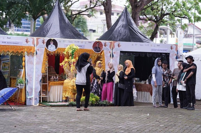 Pekan Raya Cahaya Aceh tahun ini digelar di Taman Bustanussalatin dengan menghadirkan ekshibisi 6 subsektor ekonomi kratif (ekraf) unggulan Aceh. Foto: Disbudpar