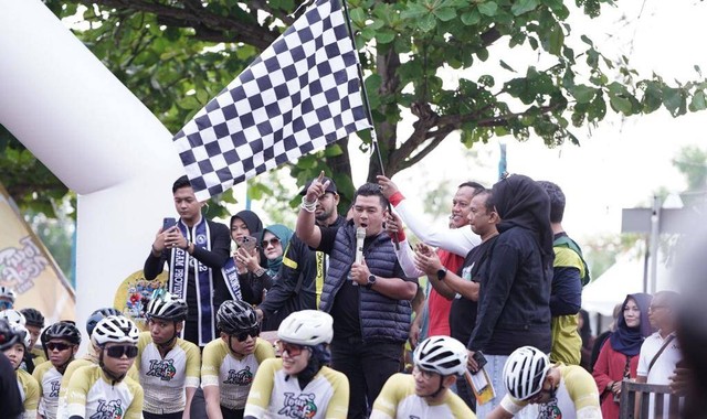 Almnuniza Kamal melepas peserta Tour de Aceh.