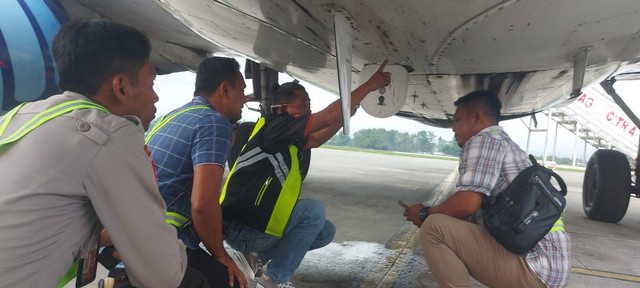 Pengecekan pesawat Trigana di Bandara Sentani Jayapura. Foto: Polda Papua 