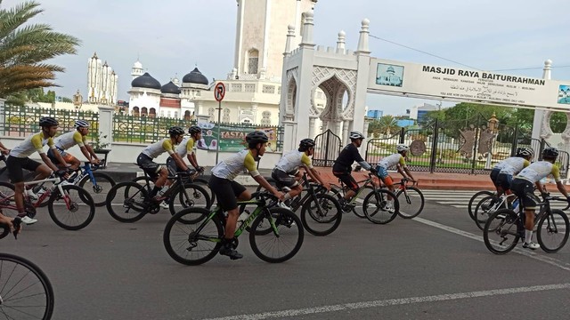 Peserta Tour de Aceh 2023 saat melintas di depan Masjid Raya Baiturrahman, Kota Banda Aceh, Sabtu (11/3). Foto: Husaini/acehkini 