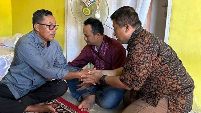 Penyerahan santunan dari PT Elnusa Petrofin untuk korban meninggal dunia dalam insiden kecelakaan mobil tangki BBM di jalan Trans Sulawesi, Munte Maruasey, Kabupaten Minahasa Selatan.