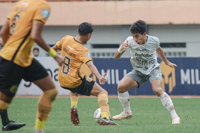 Pertandingan Liga 1 2022/23 antara Bhayangkara FC vs Bali United, Sabtu (11/3/2023). Foto: Instagram/@baliunitedfc