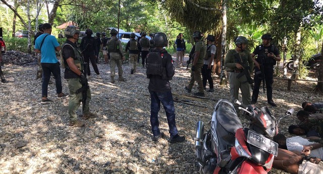 Penyisiran TNI Polri di sekitar lokasi penembakan di dekat Bandara Dekai, Kabupaten Yahukimo. Foto: Polda Papua