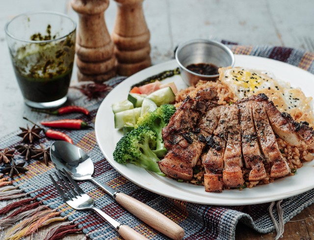 Ilustrasi Tempat Makan Lesehan Murah di Tangerang yang Enak, Foto: Pexels/Nerfee Mirandilla