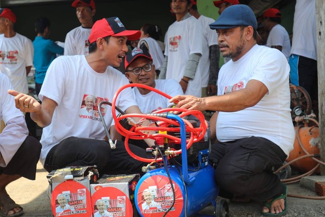 Komunitas Sopir Truk Dukung Ganjar beri bantuan dongkrak Foto: Dok. Istimewa