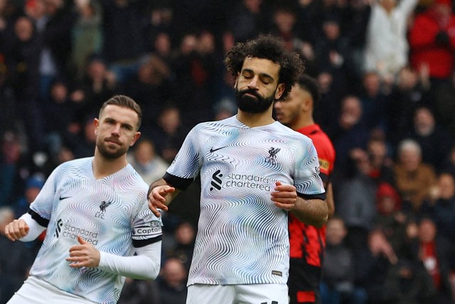 Pemain Liverpool Mohamed Salah gagal mencetak gol dari titik penalti saat hadapi AFC Bournemouth di Vitality Stadium, Bournemouth, Inggris, Sabtu (11/3/2023). Foto: Action Images via Reuters/Paul Childs
