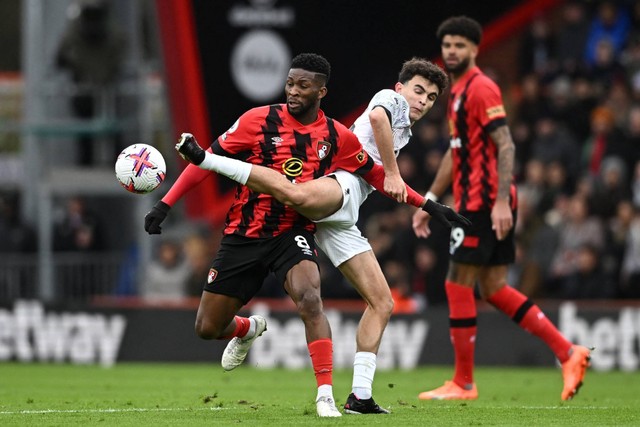 Pemain AFC Bournemouth Jefferson Lerma beraksi dengan pemain Liverpool Stefan Bajcetic di Vitality Stadium, Bournemouth, Inggris, Sabtu (11/3/2023). Foto: Dylan Martinez/REUTERS