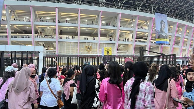Penonton mengantre untuk menonton konser Blackpink di Stadion Utama Gelora Bung Karno, Jakarta Pusat, Sabtu (11/3/2023). Foto: Nurlaela/kumparan