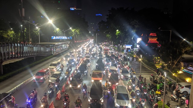 Arus lalu lintas di sekitar Gelora Bung Karno (GBK), Jakarta Pusat seusai konser Blackpink, Sabtu (11/3/2023). Foto: Jonathan Devin/kumparan