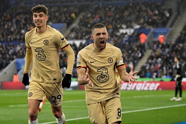 Pemain Chelsea Mateo Kovacic merayakan gol ketiganya dengan Kai Havertz saat hadapi Leicester City di Stadion King Power, Leicester, Inggris, Sabtu (11/3/2023). Foto: Toby Melville/REUTERS