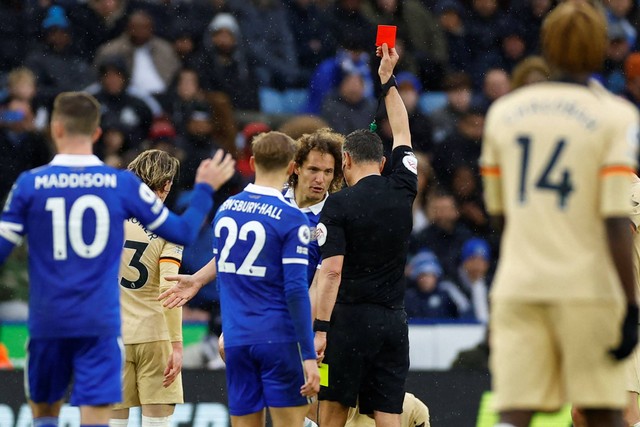 Pemain Leicester City Wout Faes mendapat kartu merah dari wasit Andre Marriner saat hadapi Chelsea di Stadion King Power, Leicester, Inggris, Sabtu (11/3/2023). Foto: Action Images via Reuters/Andrew Boyers