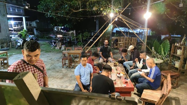 Pertemuan sejumlah penulis Maluku Utara di Kofia Caffe, Ternate. Foto: Faris Bobero/cermat