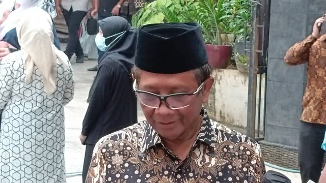 Menkopolhukam Mahfud MD di kediaman KSP Moeldoko, Jakarta, Minggu (12/3). Foto: Zamachsyari/kumparan