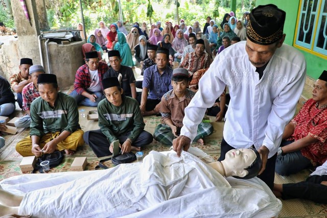 Gus-Gus Nusantara (GGN) menggelar kegiatan pelatihan pemulasaraan jenazah di Desa Kepet, Kecamatan Dagangan, Kabupaten Madiun, Jawa Timur. Foto: Dok. Istimewa