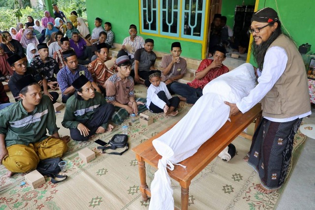 Gus-Gus Nusantara (GGN) menggelar kegiatan pelatihan pemulasaraan jenazah di Desa Kepet, Kecamatan Dagangan, Kabupaten Madiun, Jawa Timur. Foto: Dok. Istimewa