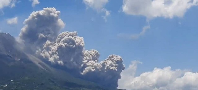Kondisi Gunung Merapi saat erupsi, Sabtu (11/3/2023). Foto: Twitter/@BPPTKG