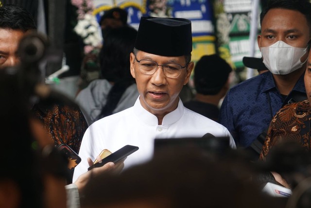 Pj Gubernur DKI Jakarta Heru Budi Hartono melayat ke kediaman KSP Moeldoko, Menteng, Jakarta, Minggu (12/3).
 Foto: Iqbal Firdaus/kumparan