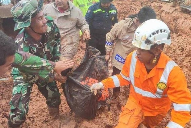 Tim SAR gabungan mengangkat kantong plastik berisi jenazah di Desa Pangkalan, Natuna, Kepulauan Riau, Jumat (10/3/2023).  Foto: Kodam I/BB/HO/ANTARA