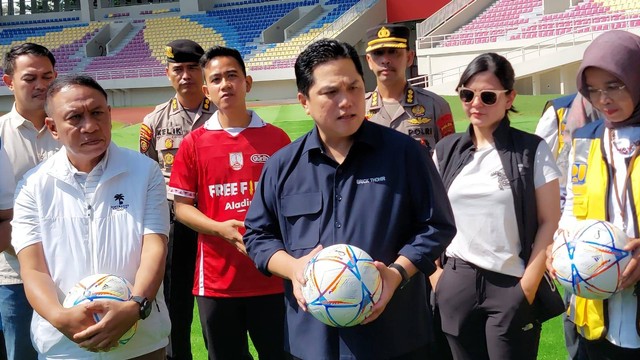 Ketua Umum PSSI Erick Thohir meninjau Stadion Manahan, Solo, Minggu (12/3/2023).  Foto: Dok. Istimewa