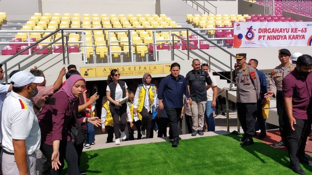 Ketua Umum PSSI Erick Thohir meninjau Stadion Manahan, Solo, Minggu (12/3/2023).  Foto: Dok. Istimewa